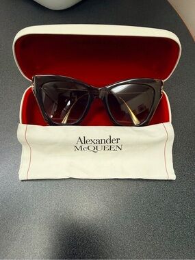 Alexander McQUEEN Cat-Eye Sunglasses